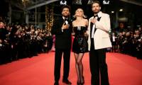 (g-d) Le chanteur canadien Abel "The Weeknd" Tesfaye, l'actrice franco-américaine Lily-Rose Depp et le réalisateur américain Sam Levinson sur le tapis rouge avant la projection de la série "The Idol", le 22 mai 2023 au 76e Festival de Cannes ( AFP / Valery HACHE )