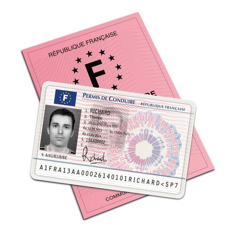 Le permis de conduire peut désormais vous suivre sur votre smartphone (Crédits photo : Adobe Stock -  )