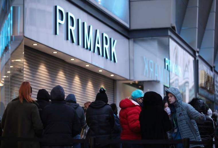 Des clients attendent l'ouverture d'un magasin Primark en Angleterre