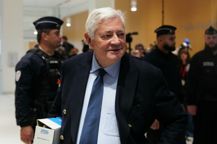 L'ancien eurodéputé Bruno Gollnisch arrive au palais de justice de Paris le 30 septembre 2024 ( AFP / Dimitar DILKOFF )