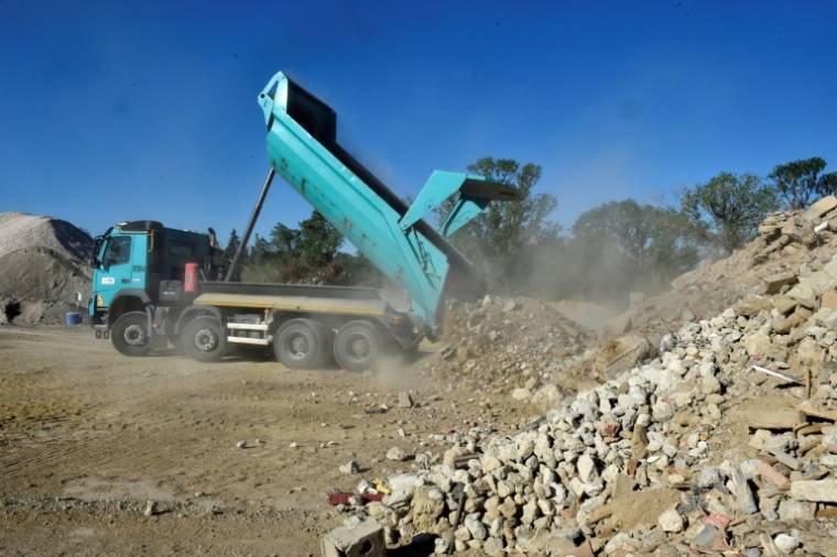 Un camion décharge des gravats sur le site de Recyca66, qui recycle les déchets du BTP, le 3 mai 2023 à Baho, dans les Pyrénées-Orientales ( AFP / RAYMOND ROIG )