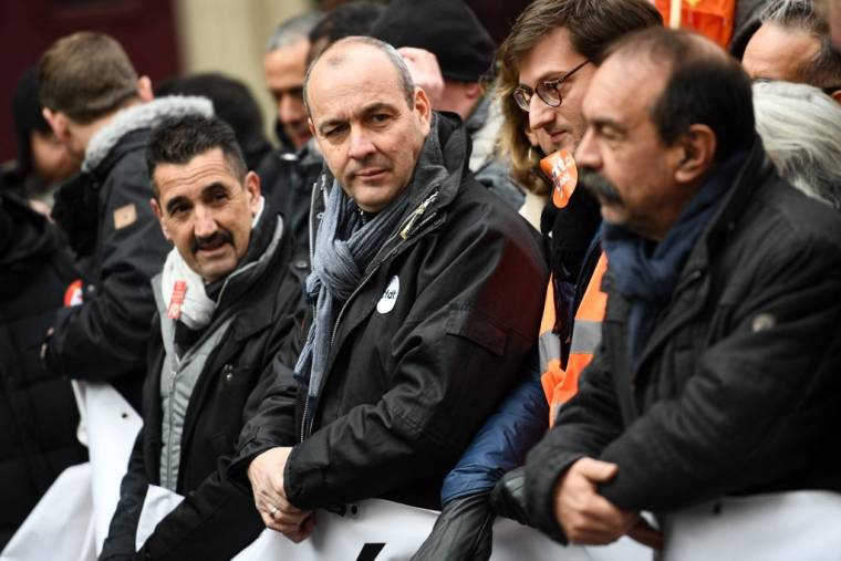 Frédéric Souillot (gauche), Laurent Berger (centre) et Philippe Martinez (droite), à Paris, le 11 février 2023. ( AFP / CHRISTOPHE ARCHAMBAULT )