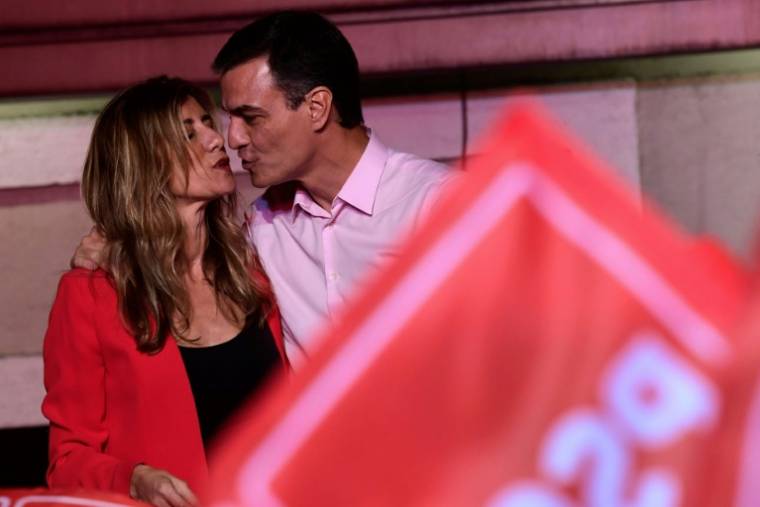 Le Premier ministre espagnol Pedro Sanchez et son épouse Begoña Gomez pendant un meeting électoral, le 28 avril 2019 à Madrid ( AFP / JAVIER SORIANO )