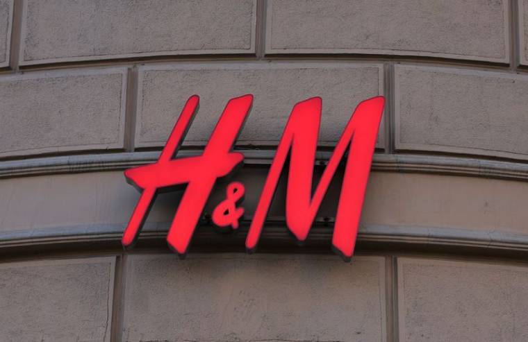 Un logo H&M devant une boutique à Moscou