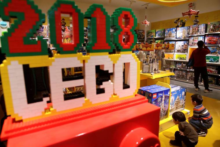 LEGO PORTÉ PAR LES DINOSAURES ET LES REPRODUCTIONS DE VOITURES