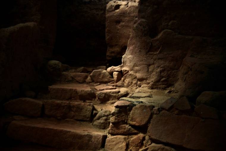 L'intérieur du sanctuaire tartessien de Cancho Roano, découvert en 1978, dans la région de l'Estrémadure, le 17 avril 2024 à Zalamea de la Serena, en Espagne ( AFP / CRISTINA QUICLER )