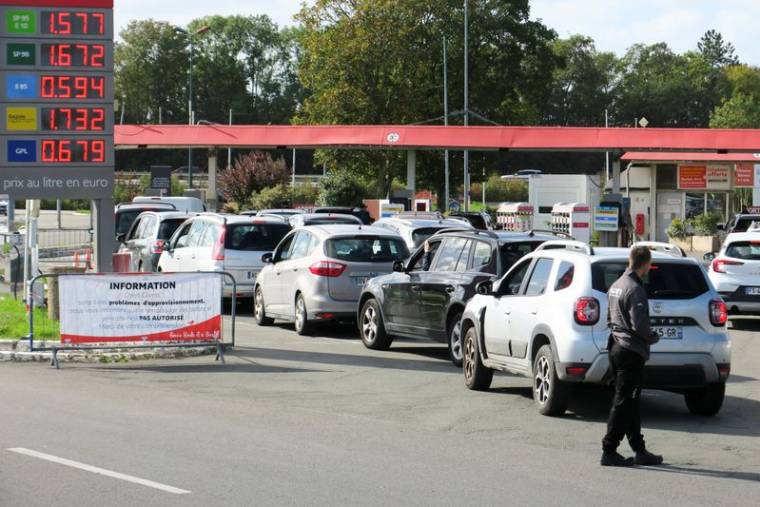 Des automobilistes font la queue aux pompes à essence de la station-service Auchan