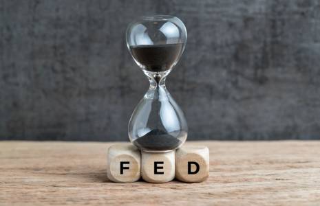 Le Comité de politique monétaire (FOMC) de la Réserve fédérale américaine (Fed) a annoncé le 22 mars une hausse du taux des fonds fédéraux de 25 points de base, ce qui le porte dans une fourchette comprise entre 4,75 et 5,00 %, un niveau inégalé depuis 2007.