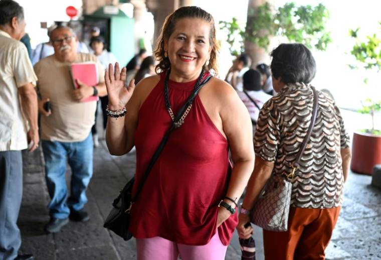La candidate à la mairie de Nuevo Urecho, Maria Salud Valencia Solis, salue après un entretien avec l'AFP à Morelia le 15 mai 2024, dans l'Etat du Michoacan, dans l'ouest du Mexique ( AFP / ALFREDO ESTRELLA )