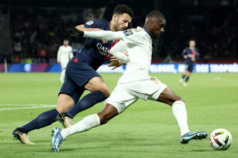 L'attaquant du PSG Goncalo Ramos (g) aux prises avec le Lyonnais Clinton Mata, lors du match de Ligue 1 PSG-Lyon, le 21 avril 2024 à Paris ( AFP / FRANCK FIFE )