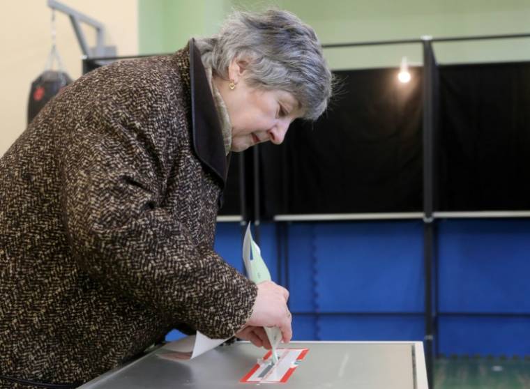 Une électrice vote au premier tour de la présidentielle en Lituanie, le 12 mai 2024 à Vilnius  ( AFP / PETRAS MALUKAS )