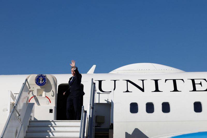 Le secrétaire d'État américain Antony Blinken monte à bord d'un avion à Amman, en Jordanie