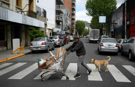 Un homme pousse son chariot avec des articles recyclés à vendre, à Avellaneda, province de Buenos Aires, le 25 septembre 2024 ( AFP / LUIS ROBAYO )