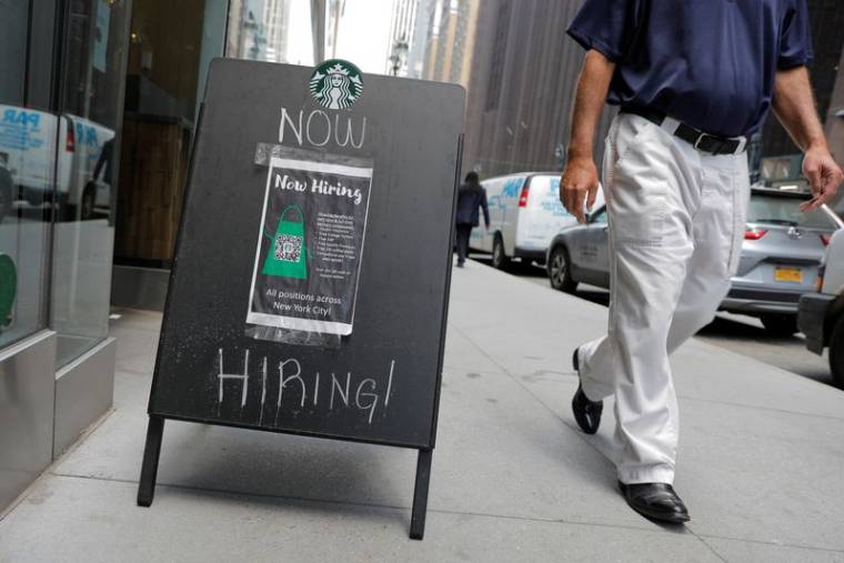 Un panneau annonçant des offres d'emploi, à Manhattan