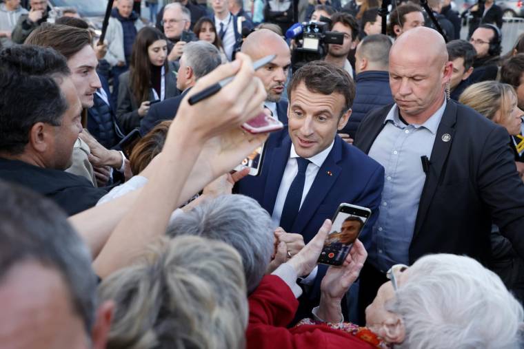 Emmanuel Macron lors d'un déplacement de campagne à Carvin (Hauts-de-France), le 11 avril 2022. ( AFP / Ludovic MARIN )