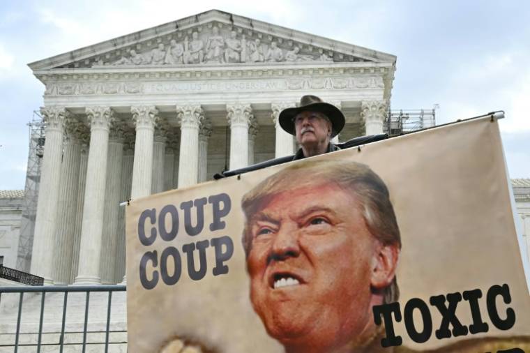 Des opposants à l'ex-président américain Donald Trump manifestent devant la Cour suprême des Etats-Unis, à Washington, le 25 avril 2024 ( AFP / Mandel NGAN )