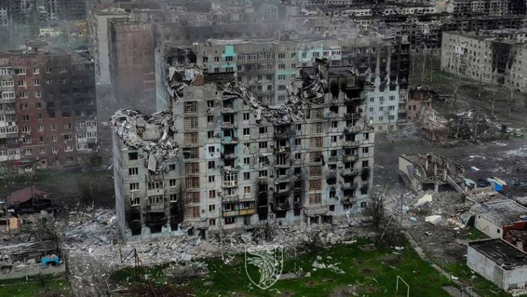 Une vue aérienne montre les destructions dans la ville de Bakhmout