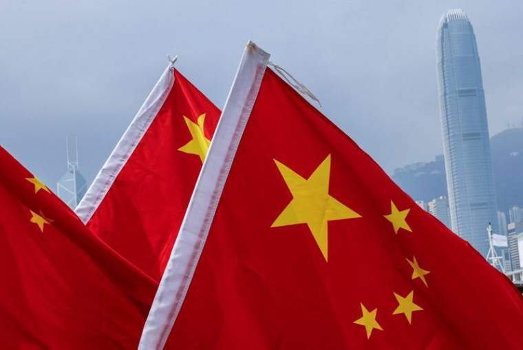Des drapeaux nationaux chinois devant le quartier financier central, à Hong Kong