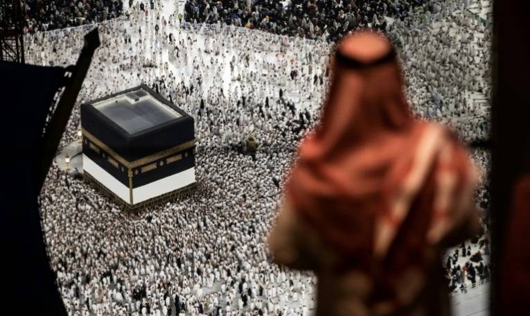 Un homme regarde les fidèles musulmans marcher autour de la Kaaba, le sanctuaire le plus sacré de l'Islam, à la Grande Mosquée de La Mecque, ville sainte de l'Arabie saoudite, le 13 juin 2024 ( AFP / FADEL SENNA )