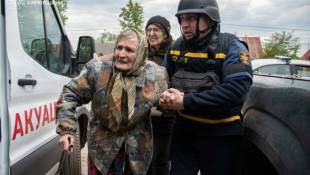 Evacuation d'une vieille dame lors de bombardements russes sur Kharkiv en Ukraine, le 17 mai 2024 ( Ukraine Emergency Service / Handout )
