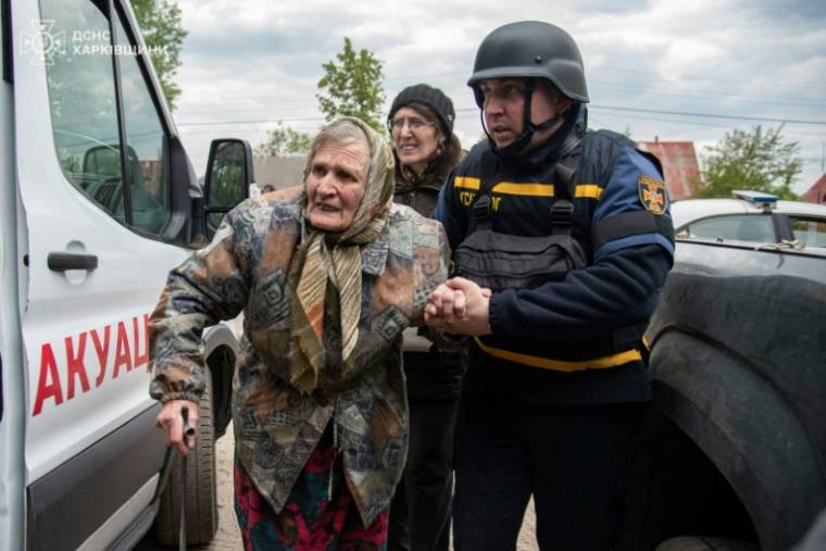 Evacuation d'une vieille dame lors de bombardements russes sur Kharkiv en Ukraine, le 17 mai 2024 ( Ukraine Emergency Service / Handout )
