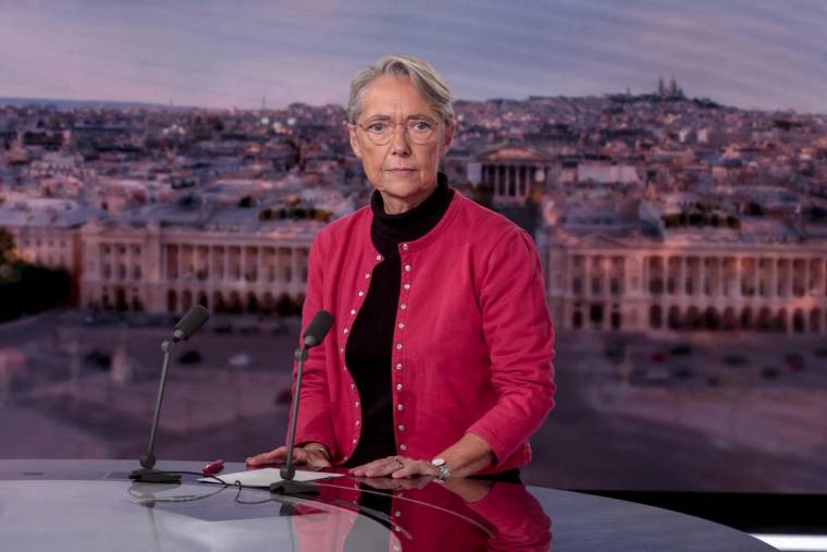 La Première ministre Elisabeth Borne, sur TF1 dimanche 16 octobre. ( AFP / GEOFFROY VAN DER HASSELT )
