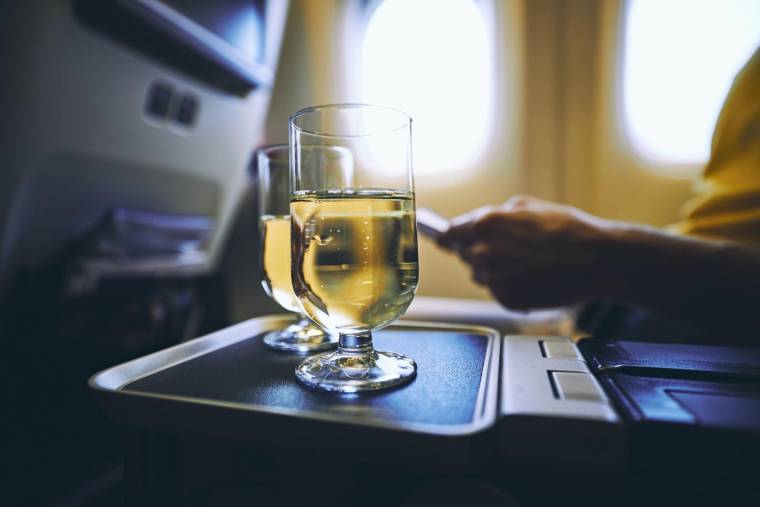 Plus de champagne, bière et autres alcools en classe en éco chez American Airlines crédit photo : Getty images