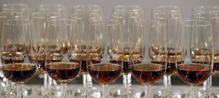 Des verres de cognac sont exposés au siège de Remy Martin à Cognac