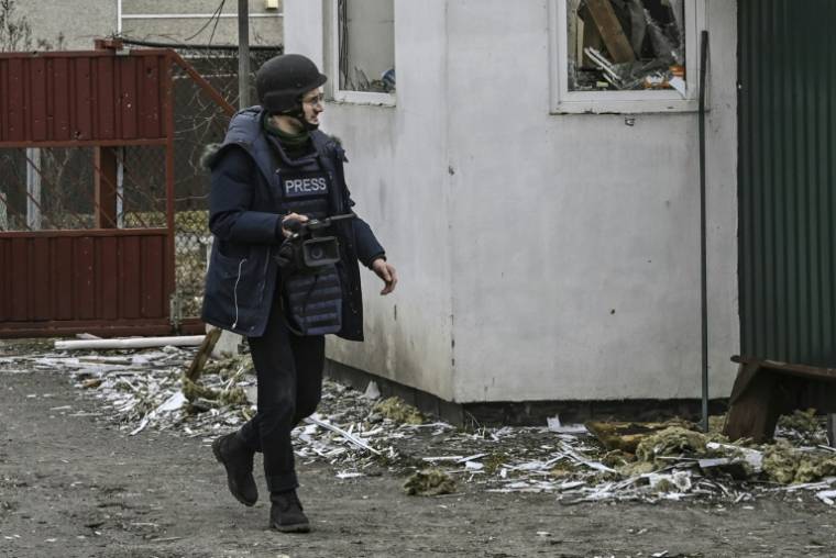 Le journaliste de l'AFP Arman Soldin, dans un village ukrainien après un bombardement, le 3 mars 2022 ( AFP / Aris MESSINIS )