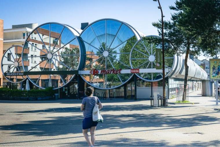 Le centre commercial à ciel ouvert au cœur du pôle commercial de Saint-Quentin-en-Yvelines, un des actifs de commerce de la foncière MRM. (crédit photo : MRM)