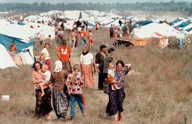 Des réfugiés de la "zone de sécurité" bosniaque de Srebrenica dans un camp installé par les Nations Unies à Tuzla, le 15 juillet 1995 en Bosnie-Herzégovine ( AFP / ODD ANDERSEN )