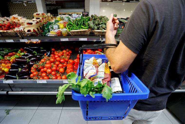 Un client fait ses courses dans un supermarché à Nice