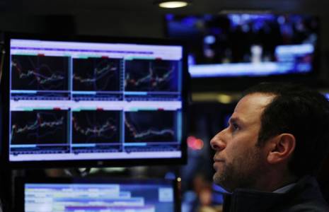 Un trader surveille son écran à la Bourse de New York