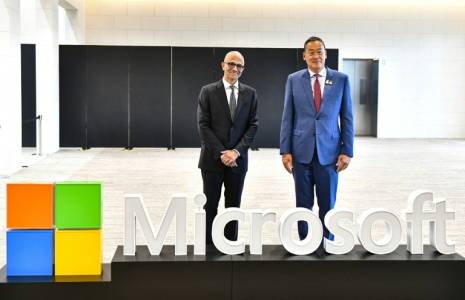 Le Premier ministre thaïlandais Srettha Thavisin (d) et le PDG de Microsoft Satya Nadella (g) lors de l'événement "Microsoft Build AI Day" à Bangkok, le 1er mai 2024 ( Gouvernement royal thailandais / Handout )