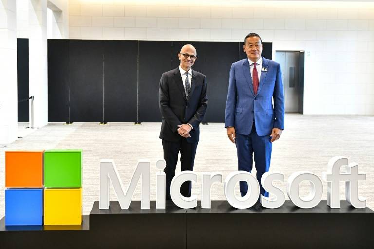 Le Premier ministre thaïlandais Srettha Thavisin (d) et le PDG de Microsoft Satya Nadella (g) lors de l'événement "Microsoft Build AI Day" à Bangkok, le 1er mai 2024 ( Gouvernement royal thailandais / Handout )