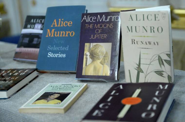 Des livres de l'auteure canadienne Alice Munro, lauréate du prix Nobel de littérature 2013, le 10 octobre 2013 à Stockholm, en Suède ( AFP / JONATHAN NACKSTRAND )