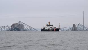 Un bateau des garde-côtes américains près du pont Francis Scott Key effondré, le 27 mars 2024 dans le Maryland ( AFP / Jim WATSON )