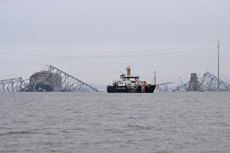 Un bateau des garde-côtes américains près du pont Francis Scott Key effondré, le 27 mars 2024 dans le Maryland ( AFP / Jim WATSON )