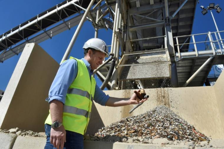 Jean Vaills, président du groupe Vaills, explique le recyclate des déchets du BTP, à l'usine Recycat66, le 3 mai 2023 à Baho, dans les Pyrénées-Orientales  ( AFP / RAYMOND ROIG )