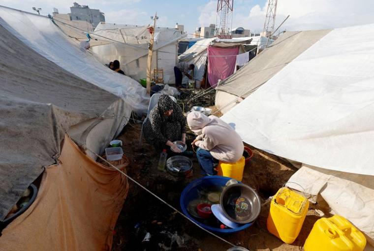 Des personnes palestiniennes déplacées dans un camp de Khan Younis, à Gaza