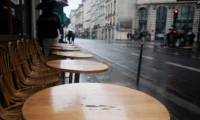 Une terrasse déserte sous la pluie, le 30 mai 2024 à Paris  ( AFP / Sami KARAALI )