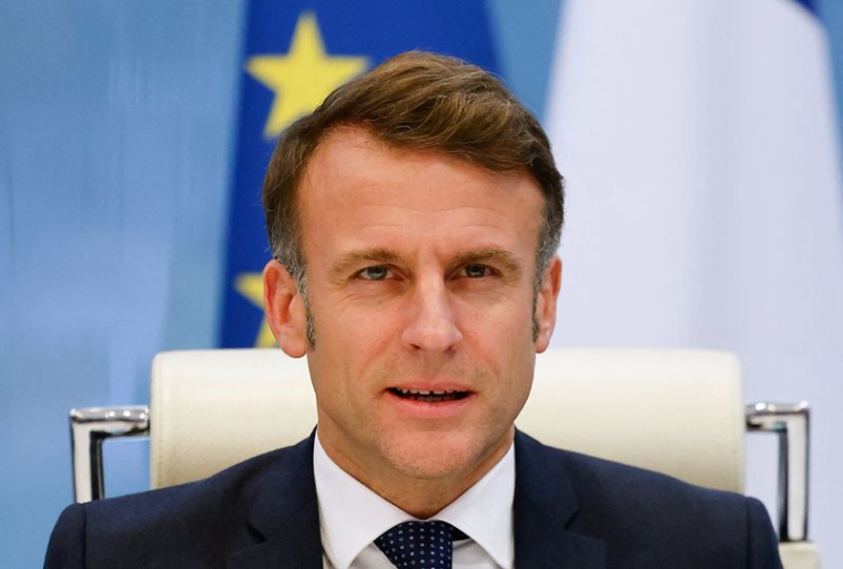 Le président français Emmanuel Macron dirige une réunion de crise consacrée à la situation du territoire français de Mayotte dans l'océan Indien après le passage du cyclone Chido