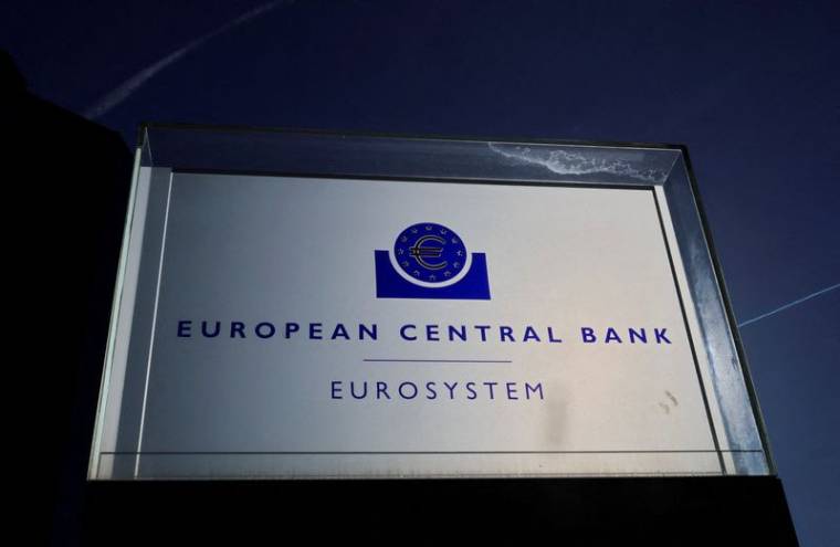 Photo d'archives: Un panneau à l'extérieur du bâtiment de la Banque centrale européenne à Francfort, en Allemagne