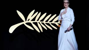 L'actrice américaine Meryl Streep arrive sur scène pour recevoir une Palme d'or d'honneur pendant la cérémonie d'ouverture du Festival de Cannes, le 14 mai 2024 ( AFP / Valery HACHE )
