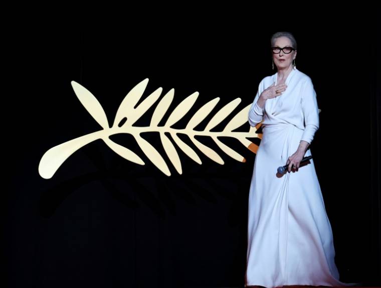 L'actrice américaine Meryl Streep arrive sur scène pour recevoir une Palme d'or d'honneur pendant la cérémonie d'ouverture du Festival de Cannes, le 14 mai 2024 ( AFP / Valery HACHE )