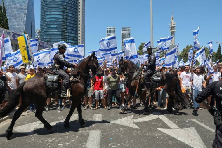 Des membres de la police montée israélienne se déploient pour disperser une manifestation à Tel-Aviv, le 11 juillet 2023 ( AFP / JACK GUEZ )