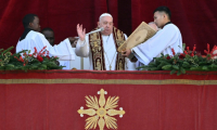 Le pape François lors de sa traditionnelle bénédiction "Urbi et Orbi" depuis le balcon de la basilique Saint-Pierre, dans le cadre des célébrations de Noël, le 25 décembre 2024 au Vatican ( AFP / Alberto PIZZOLI )