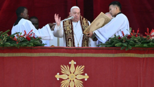 Le pape François lors de sa traditionnelle bénédiction "Urbi et Orbi" depuis le balcon de la basilique Saint-Pierre, dans le cadre des célébrations de Noël, le 25 décembre 2024 au Vatican ( AFP / Alberto PIZZOLI )