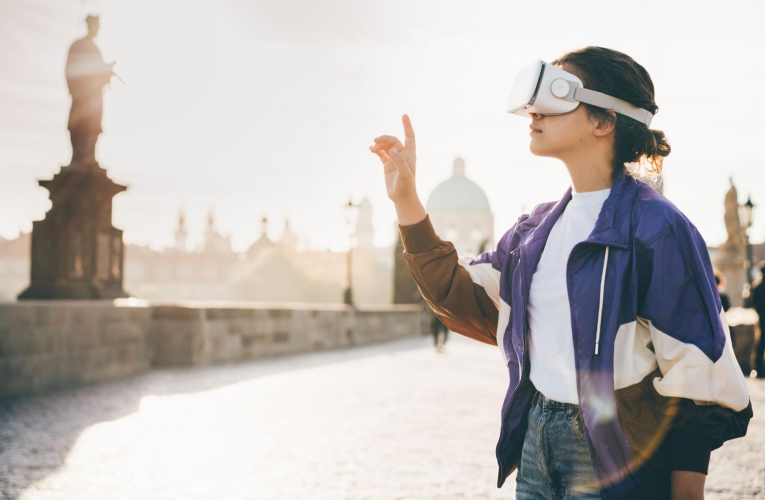 Les musées s’équipent de plus en plus en casques de réalité virtuelle pour proposer une expérience inédite aux visiteurs. ( crédit photo : Shutterstock )