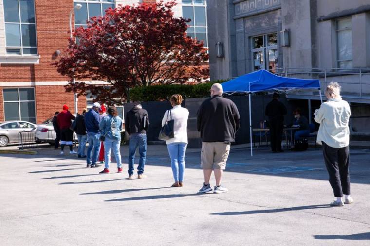 Des gens font la queue devant un centre de carrière à Louisville, aux Etats-Unis